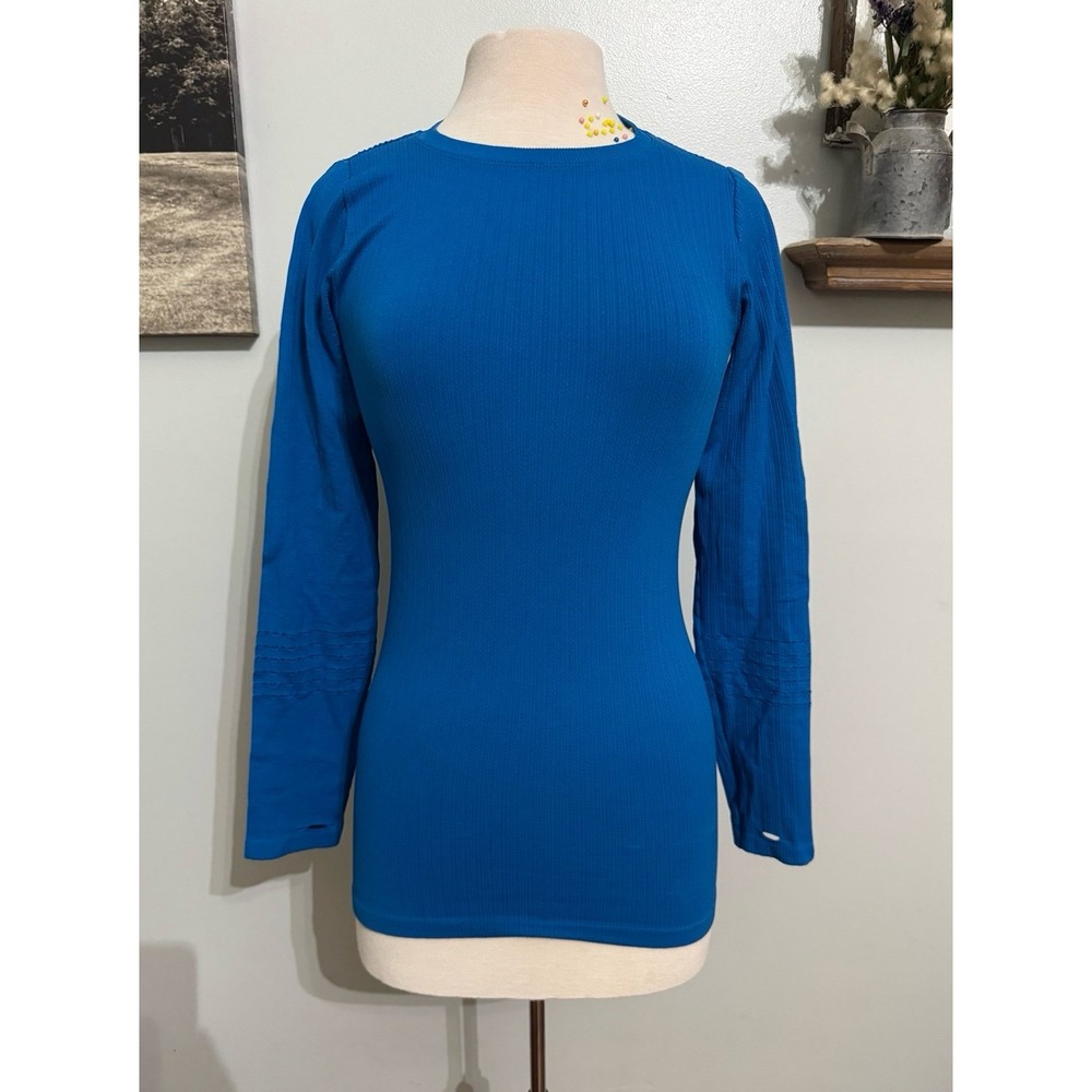 ALO bright blue long sleeve perforated back thumb hole womens top medium‎
